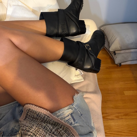 CHANEL 2019 Black Leather Heeled Boots - Picture 16 of 16